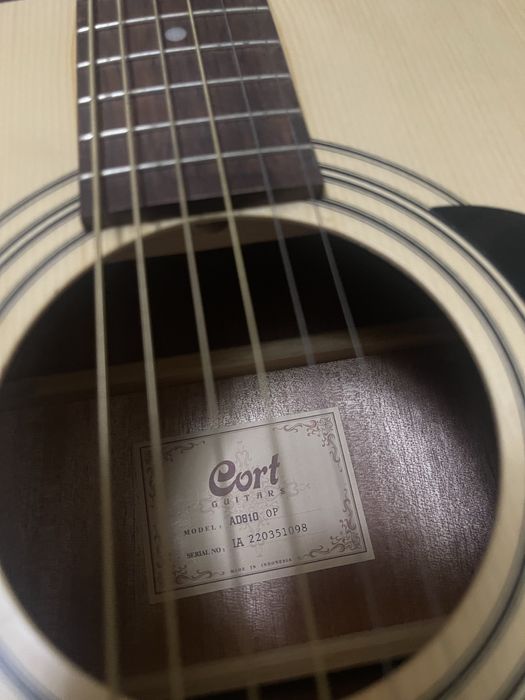 Gitara sotiladi Model original CORT