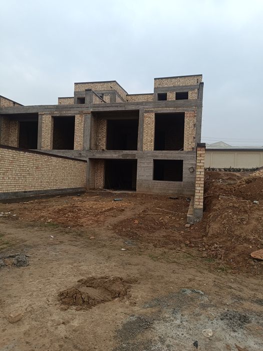 Suv bu'yida havli sanpi oldida