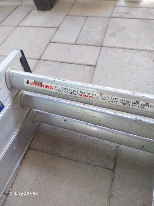 Scară pod / mansardă aluminiu profesională Werner (3 tronsoane x 5 trepte)Descriere: