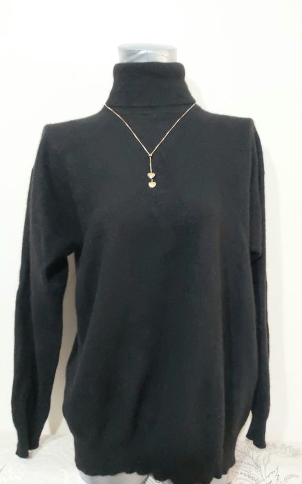 Pulover din casmir cu gulerul pe gât