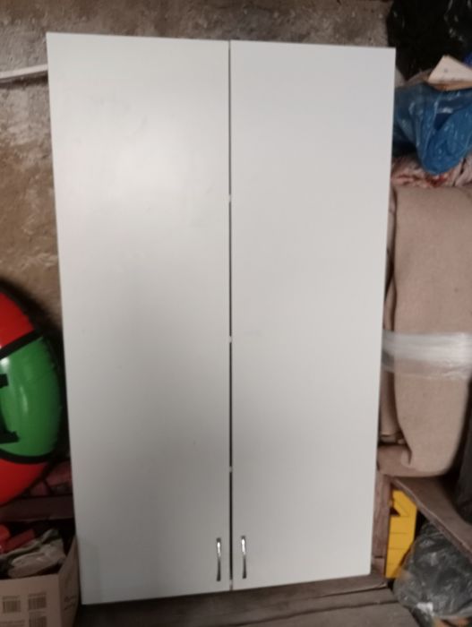 Шкаф навесной белый.