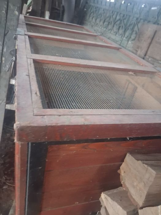 Vând hambar de grâne  și un valău mare