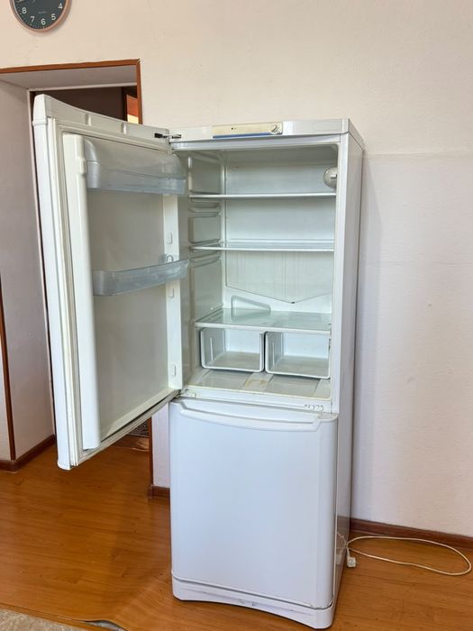 Холодильник б/у.