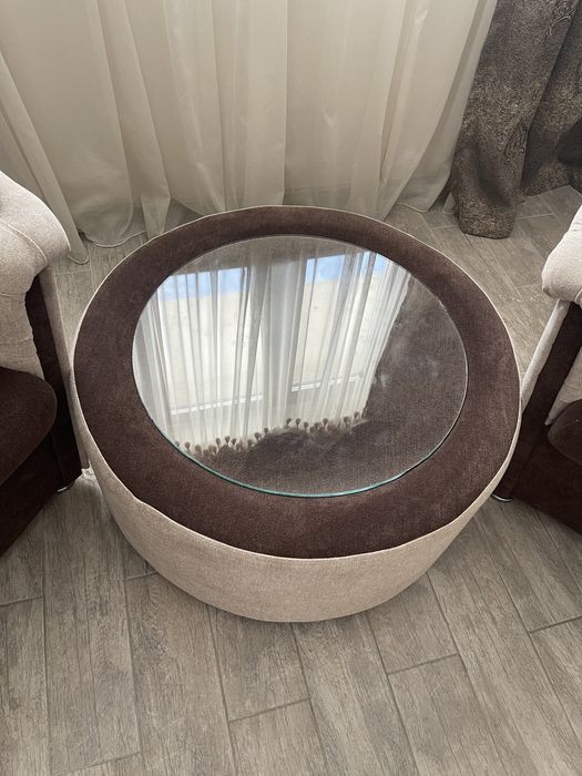 Vand doua fotolii cu masa