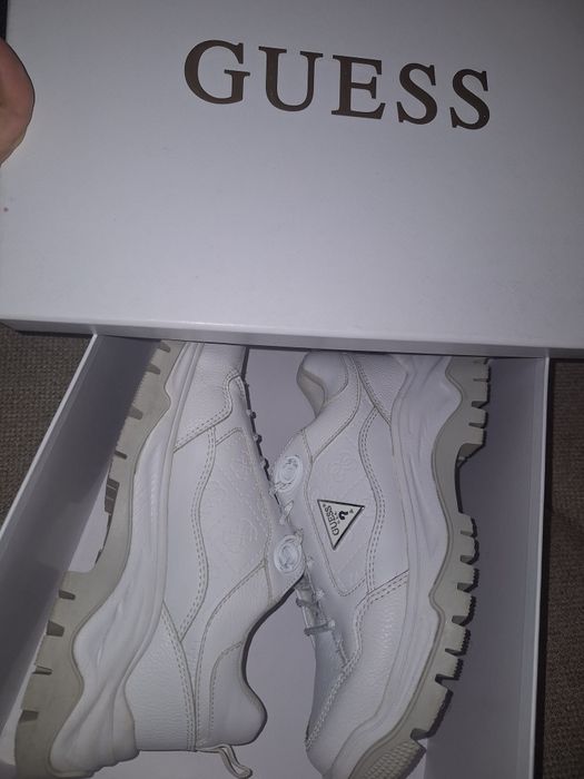 Sneakers Guess- mărimea 36 BLACK FRIDAY