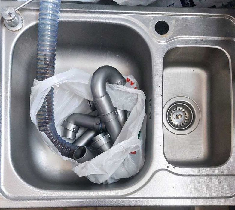 Кухонная мойка почти новая.