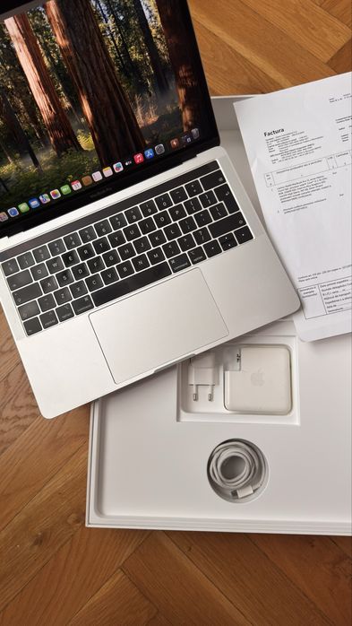 Macbook Pro i5 touchbar 2018/2019 full box