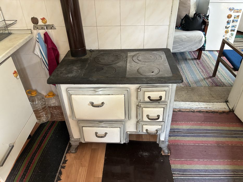 Печка на дърва за отопление и готвене