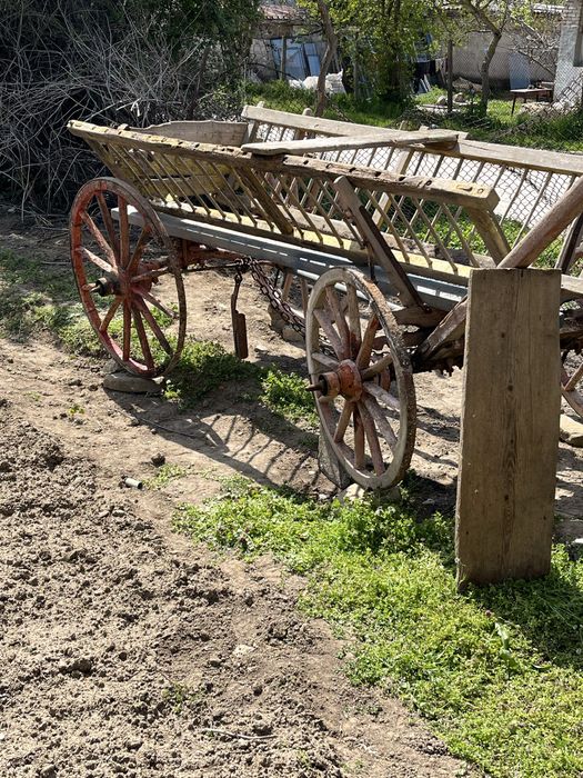 Каручка с дървени колела