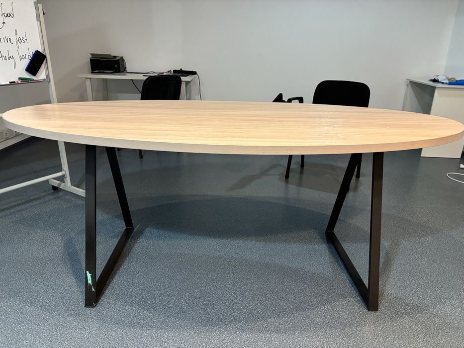 Стол овальной формы