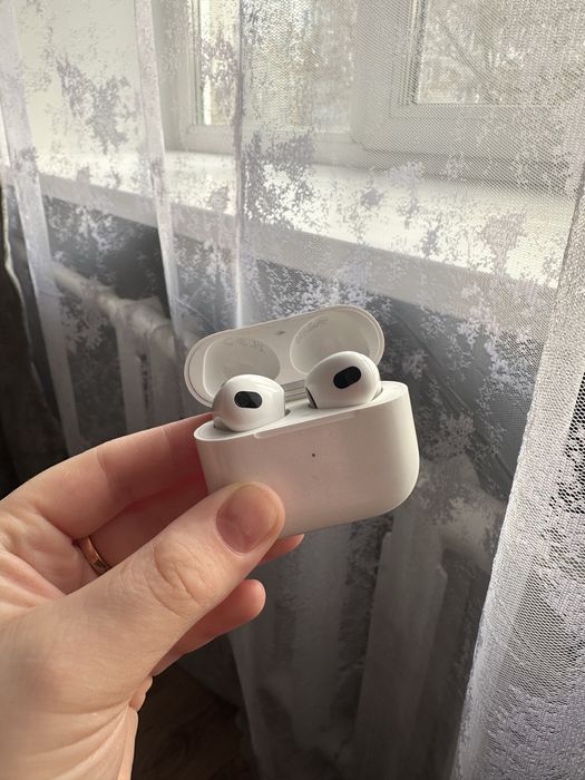 Продам Apple AirPods 3