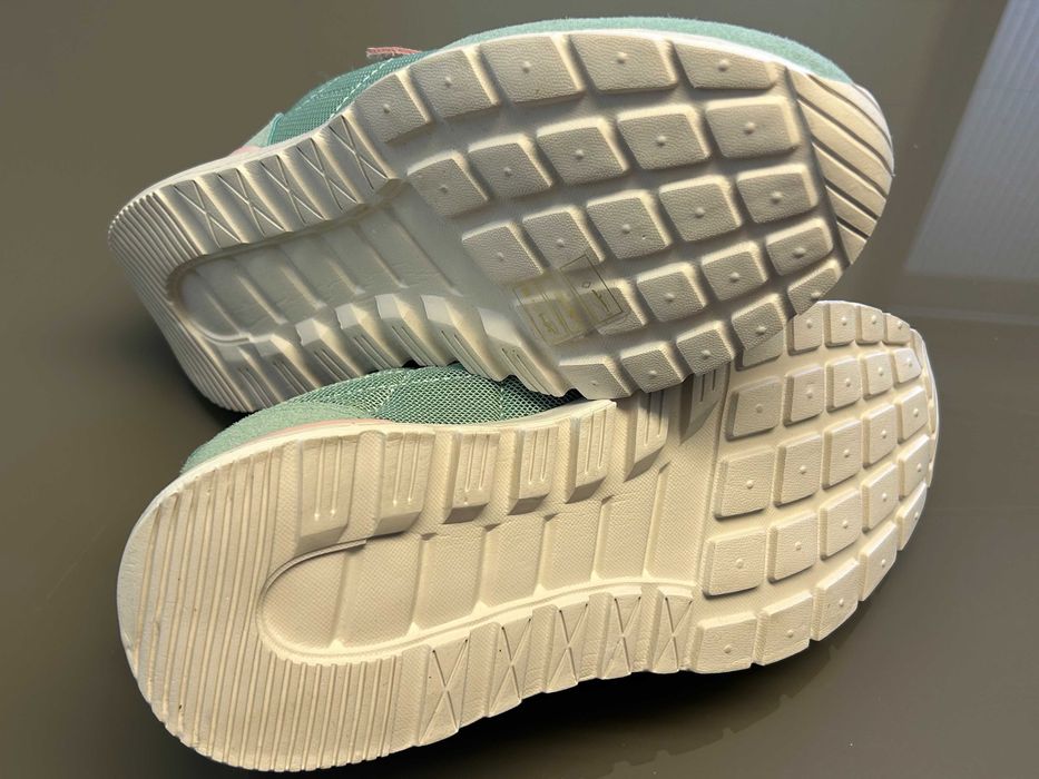 Нови спортни обувки Reserved + подарък сандали, н. 37