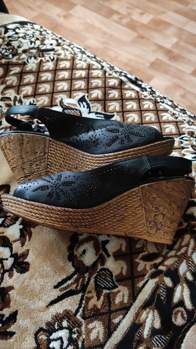 Продаю новые босоножки