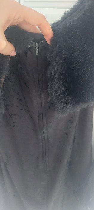 Rochie din catifea și blăniță la gât