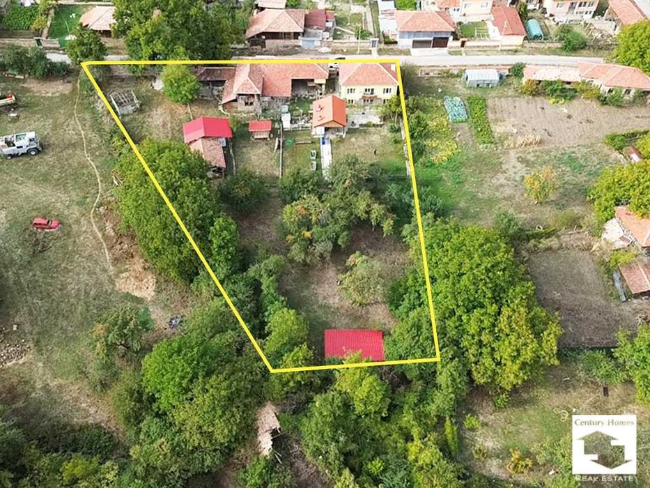 175101 Масивна къща с голям двор и кладенец  в село Петко Славейков