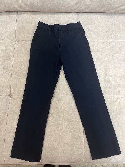 Белая футболка  и брюки синие