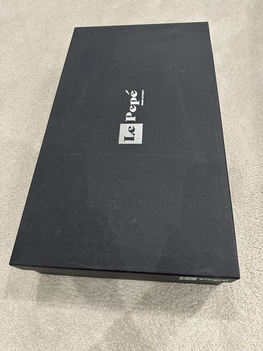 Le PEPE кожени ботуши високи над коляното.