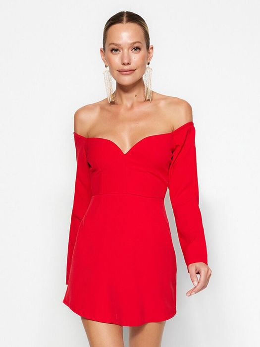 Къса червена рокля с голи рамене
