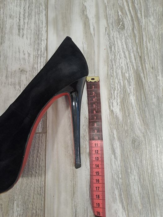 Официални черни дамски обувки на висок ток