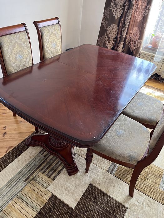 Стол со стульями