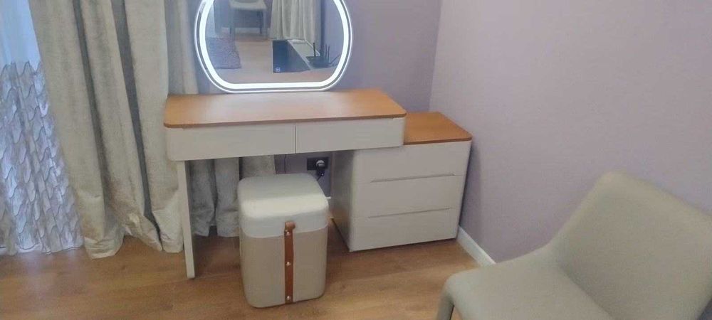 Дизайнерски Гардероб и Скрин с блум механизми,Тоалетка с лед огледало