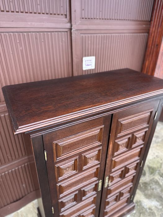 Класически дървен шкаф с две врати