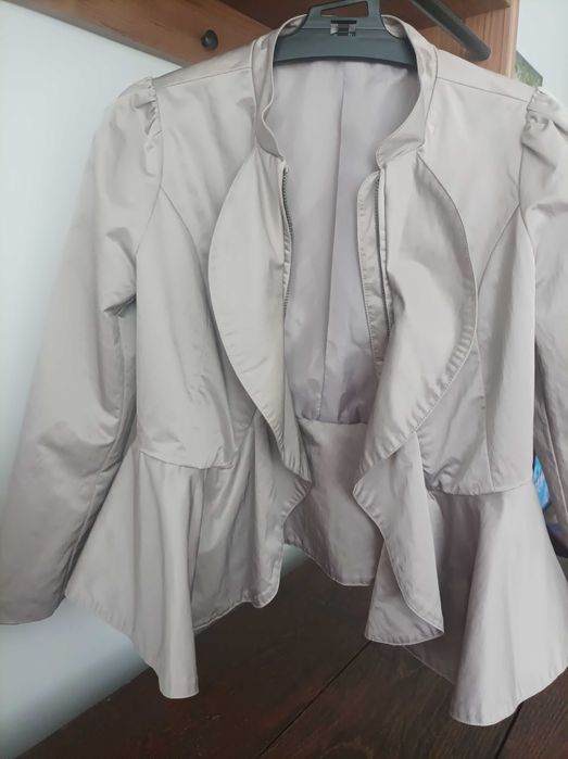 Детско сако "Sisley". За ръст 134. Цена 25 лв.