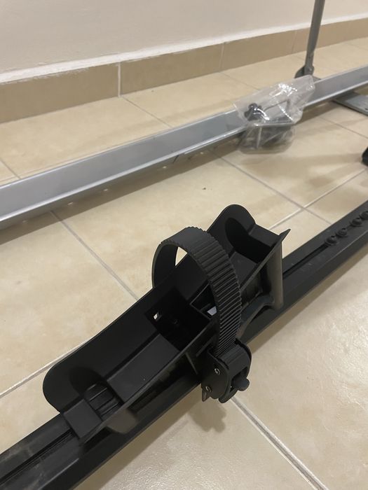 Багажник за колело за покрив на кола.