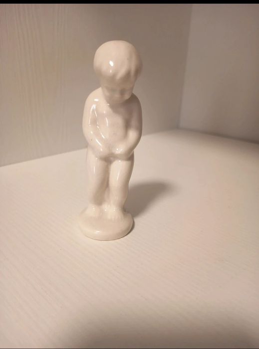 statuetă vintage din porțelan alb reprezentând celebrul băiețel „Manneken Pis”.