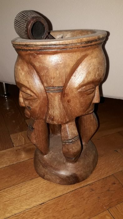 Fotoliu elegant si suport,scrumiera din lemn sculptat