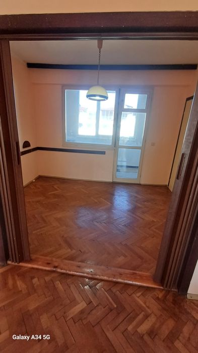 Дава се под наем многостаен апартамент в Кърджали