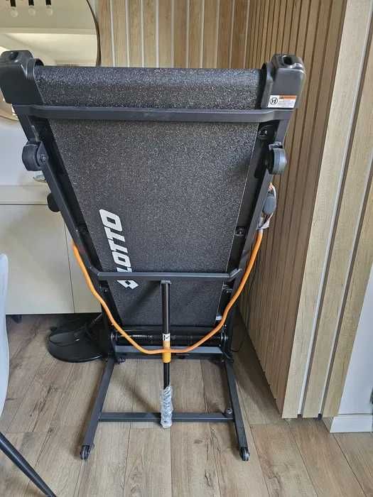 Bandă de alergat electrică LOTTO AGILE – ca nouă, 40% mai ieftin!