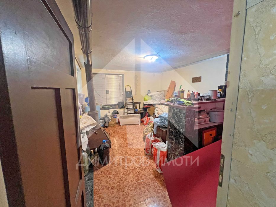 Продава самостоятелна двуетажна къща с двор от 600 м2 и ГАРАЖ. Център!