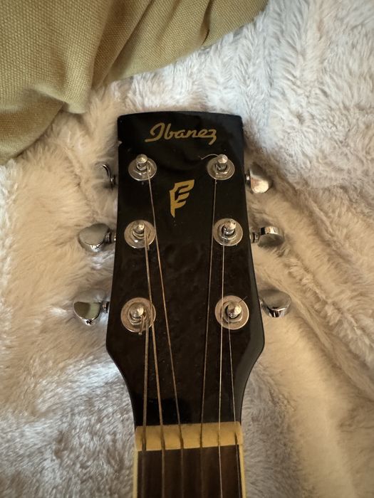 Chitară electroacustica Ibanez
