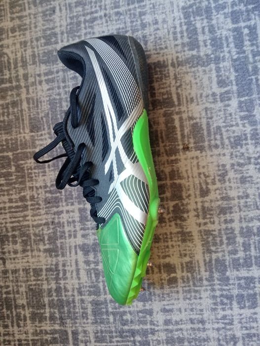 Vând cuie pentru atletism