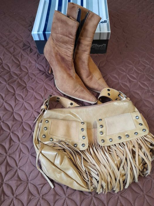 велурени боти и бежова чанта