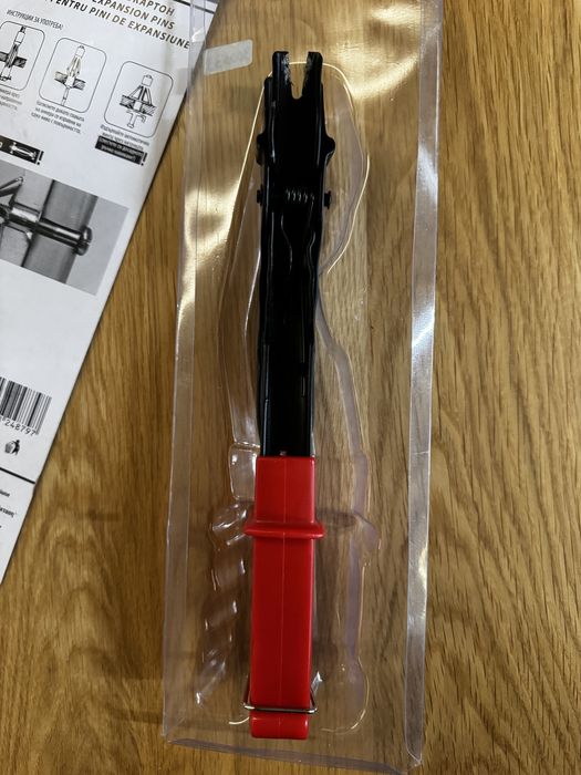 Клещи за метални дюбели за гипсокартон