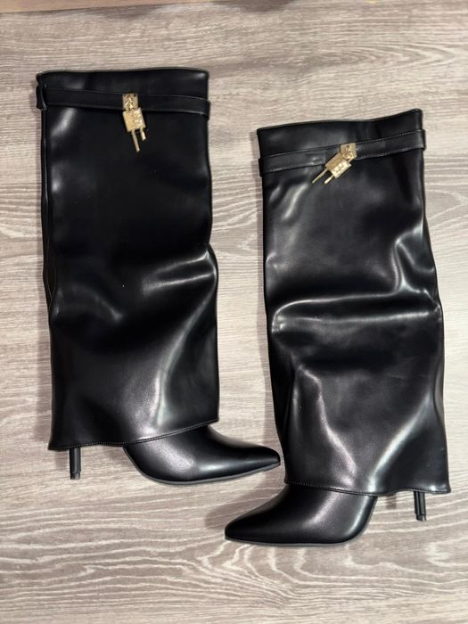 Vând cizme negre elegante