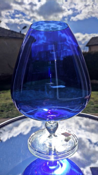 Две големи тънкостенни чаши от цветно стъкло