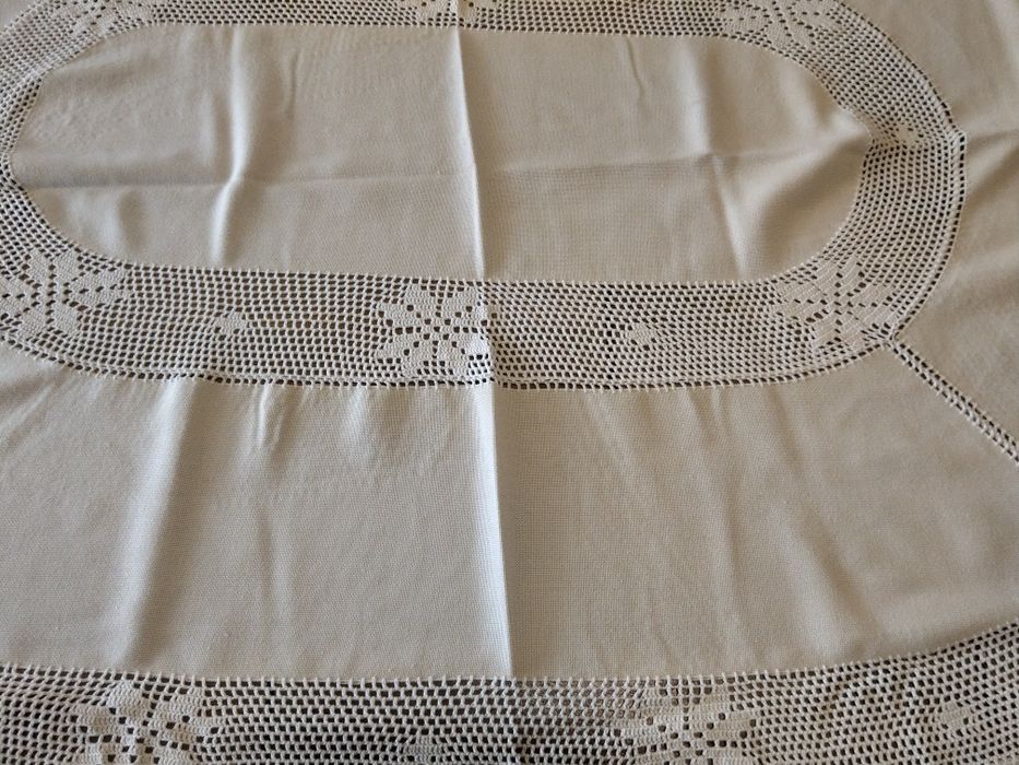 Fata de masa cu dantela crosetata