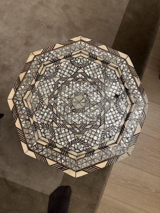 Masa orientala de colectie de vanzare