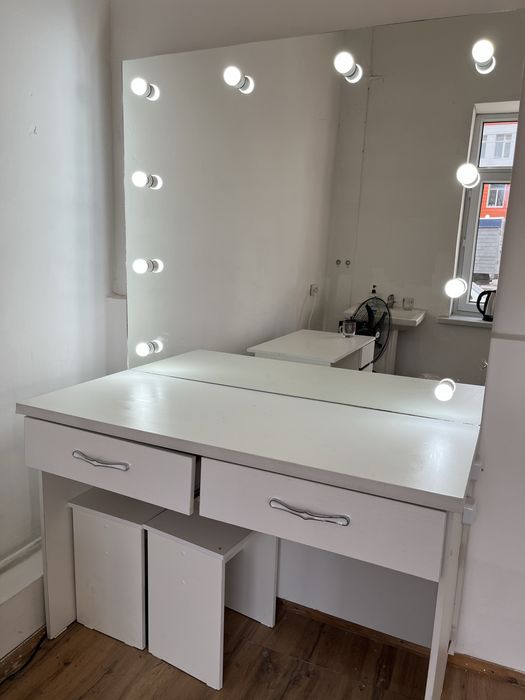 Столик для макияжа