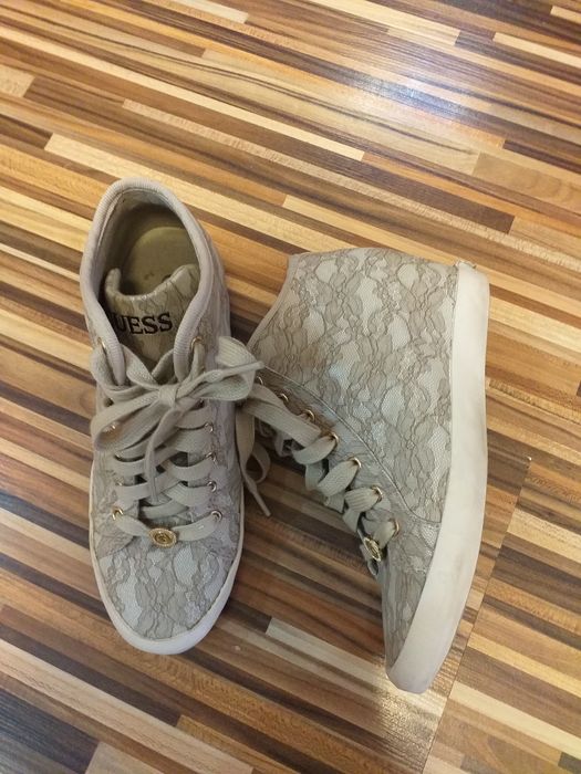 Пролетни обувки на Guess