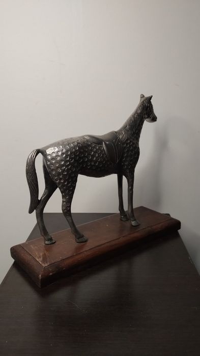 Много красива и различна статуетка на кон.