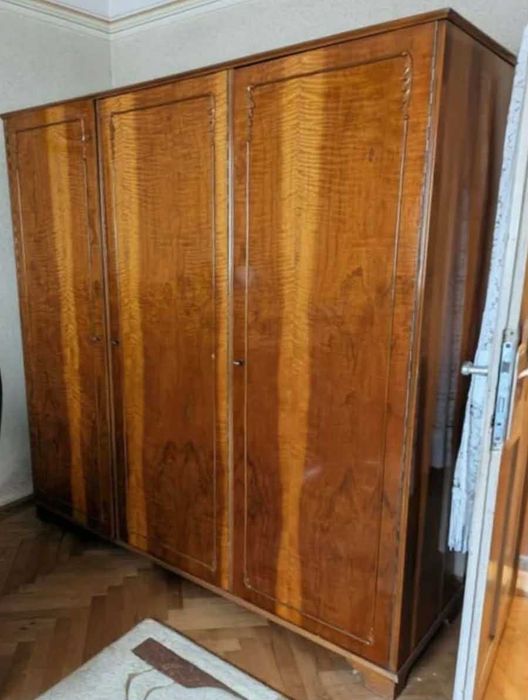 Dulap vintage  din lemn furniruit – sifonier mare, elegant, anii 80.