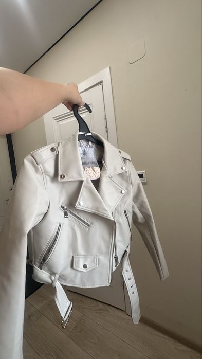 Кожанка белая Stradivarius, размер S-М