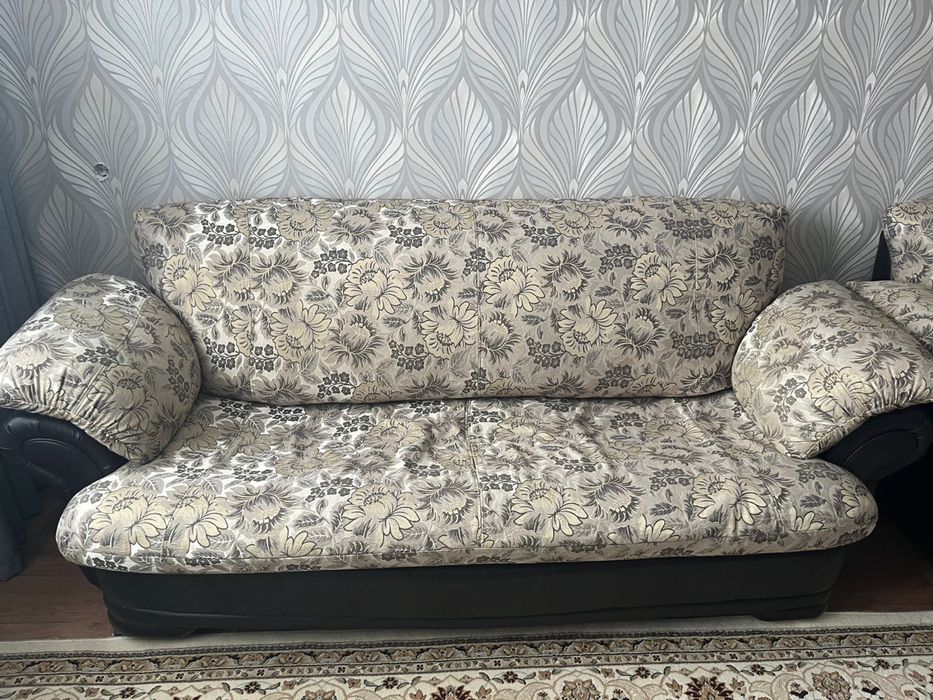 Продам диван с двумя креслами
