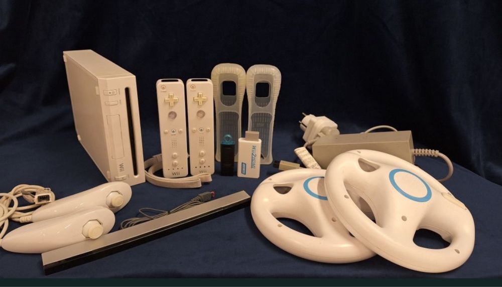 Consola Nintendo Wii modata, accesorii incluse, stick cu jocuri