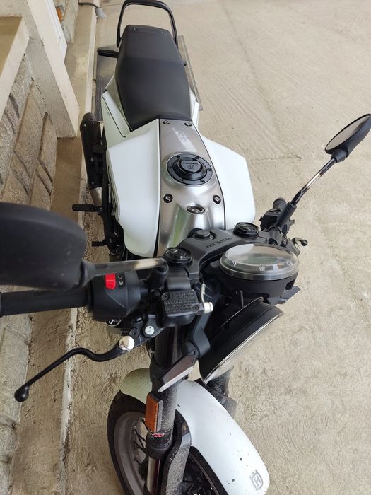 Motocicleta Husqvarna vitpilen 401 pearl white