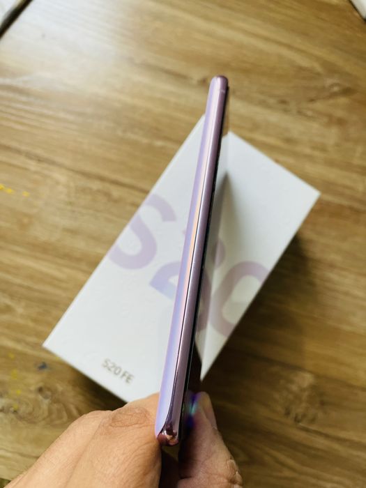 Samsung S20 FE с первый рук
